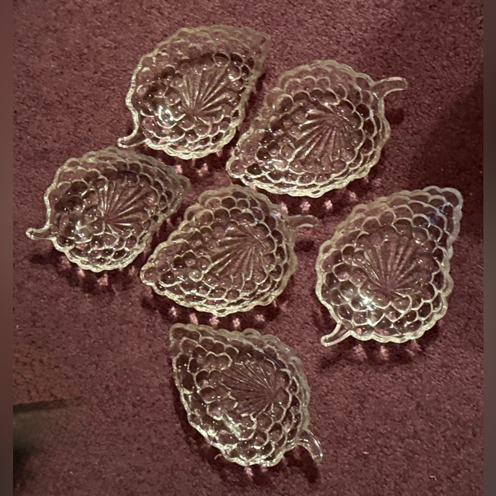 6 Vintage Anchor Hocking, clear, grape pattern dishes. 7”x4.5”